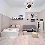 Urban Escape-cozy In Center