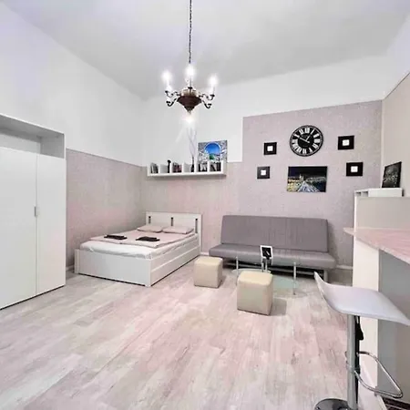 Апартаменты Urban Escape-cozy In Center